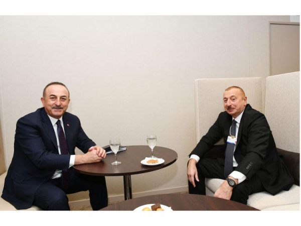 Prezident İlham Əliyev Davosda Türkiyənin Xarici İşlər naziri ilə görüşüb